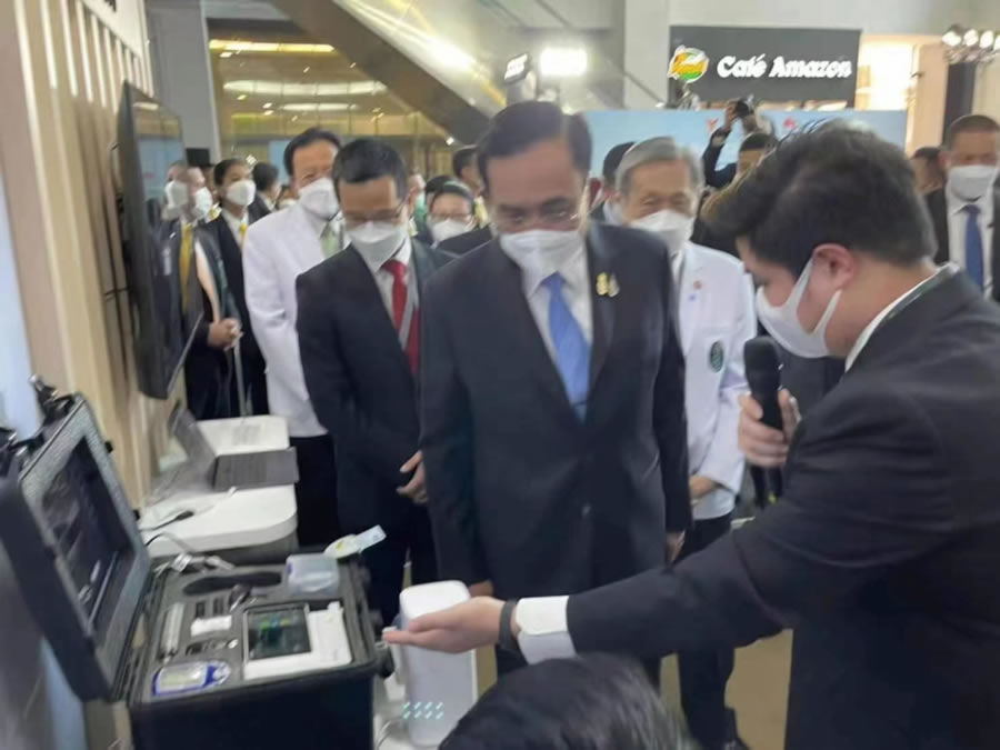 The Prime Minister of Thailand visited the SonoStar wireless handheld Ultrasound and 5G medical syst